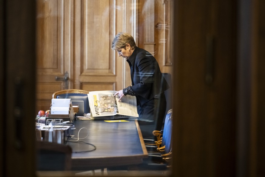 Bundesraetin Karin Keller-Sutter liest die Wochenzeitung WOZ, waehrend sie auf ihren Einsatz in der Kleinen Kammer wartet, an der Fruehjahrssession der Eidgenoessischen Raete, am Donnerstag, 14. Maerz ...