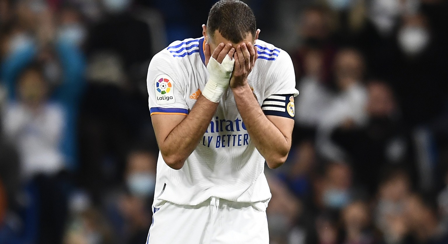 Real Madrid&#039;s Karim Benzema reacts during a Spanish La Liga soccer match between Real Madrid and Osasuna at the Santiago Bernabeu stadium in Madrid, Spain, Wednesday Oct. 27, 2021. (AP Photo/Jose ...