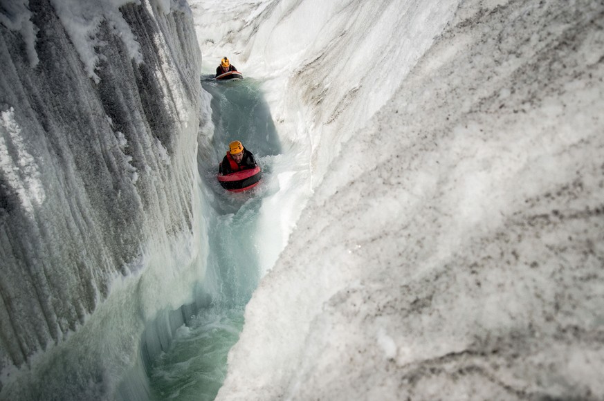 Canyoning am Aletsch-Gletscher. Das Gesetz über Risiko-Sportarten legt fest, dass kommerzielle Anbieter eine Bewilligung brauchen.