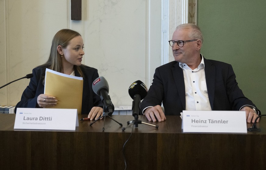 Die Zuger Regierungsraetin Laura Dittli, links, und Regierungsrat Heinz Taennler, rechts, anlaesslich einer Medienkonferenz der Zuger Regierung mit deren Stellungsnahme zur vom Bund veranlassten PUK,  ...