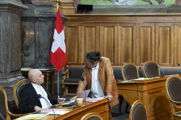 Daniel Jositsch, SP-ZH, links, diskutiert mit Jacqueline Badran, Nationalraetin SP-ZH, vor Beginn der Herbstsession der Eidgenoessischen Raete, am Montag, 8. September 2025 im Staenderat in Bern. (KEY ...