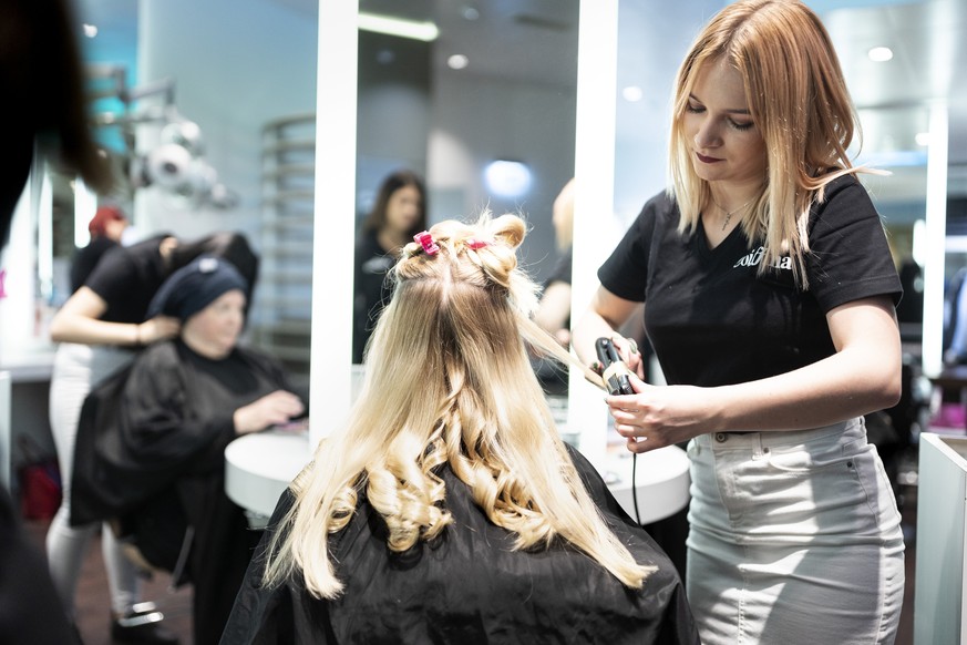 ZUR BERUFSAUSBILDUNG DER COIFFEUSE STELLEN WIR IHNEN FOLGENDES NEUES BILDMATERIAL ZUR VERFUEGUNG --- Hairdresser apprentices of the hairstyling company Coiffina cut and style hair under the supervisio ...