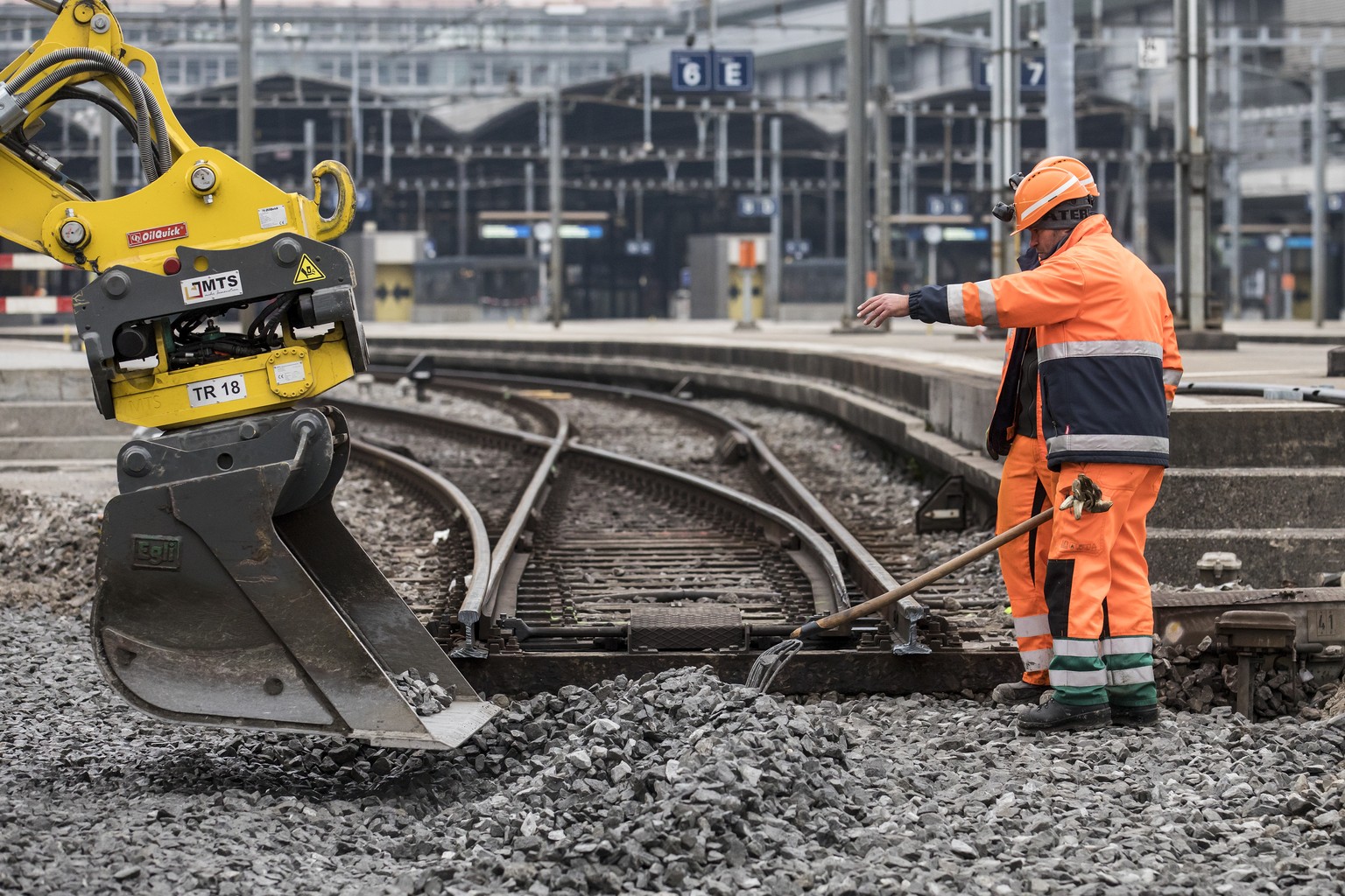 Baustellenbegehung im Bahnhof Luzern am Sonntag, 18. November 2018. Seit Ende September 2018 bis Ende Januar 2019 ersetzen die SBB Weichen im Bahnhof Luzern. (KEYSTONE/Alexandra Wey)