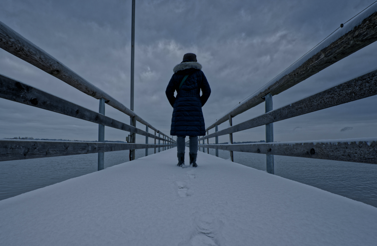 winterdepression saisonale depression / Das Stimmungstief ist da. Eine Frau steht nachdenklich am Seeufer. Symbolfoto , model released. Felden Bayern Deutschland Copyright: xRolfxPossx / Credit
IMAGO  ...