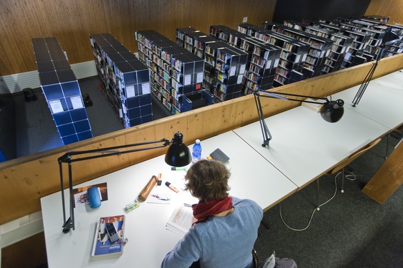 ARCHIVBILD ZUR AUSRUFUNG DES NOTSTANDS DES KANTON TESSIN AUFGRUND DES CORONAVIRUS BIS AM 29. MAERZ 2020 - A student studying in the library of the faculty of architecture in Mendrisio in the canton of ...