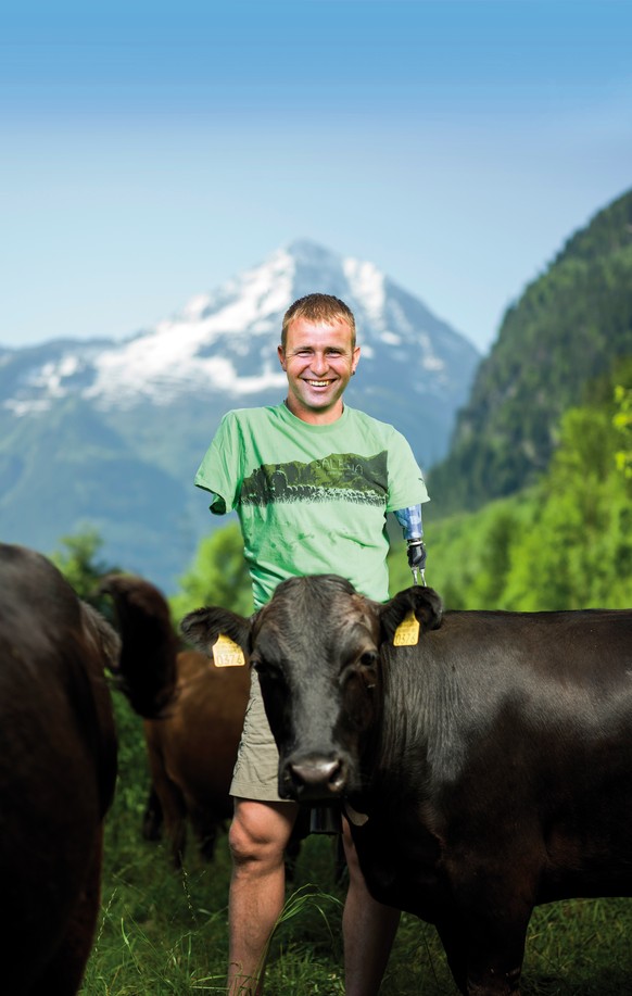 Bauer Alois Zgraggen bei seinen Dexter Kuehen, aufgenommen am Dienstag, 10. Juni 2014 in Erstfeld.