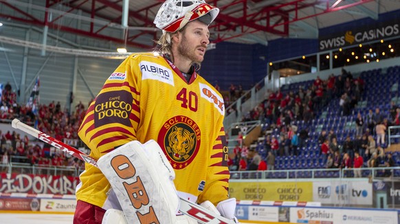 SCL Tigers Torhueter Damiano Ciaccio auf dem Weg in die Garderobe nach dem 2-0 Sieg im Eishockey-Meisterschaftsspiel der National League zwischen den SC Rapperswil-Jona Lakers und den SCL Tigers am Fr ...