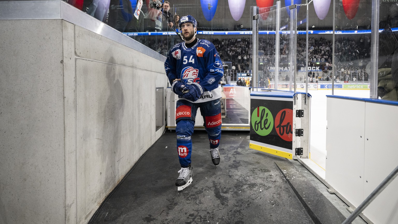 Zuerichs Christian Marti verlaesst enttaeuscht das Eis nach dem vierten Eishockey Playoff Halbfinalspiel der National League zwischen den ZSC Lions und dem EHC Biel am Mittwoch, 5. April 2023 in der S ...