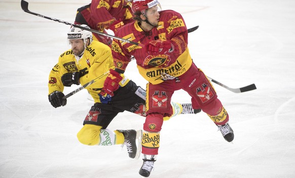 Tigers Martin Stettler, links, kaempft um den Puck, gegen Berns Andrew Ebbett, links, waehrend dem Eishockey National League A Spiel zwischen den SCL Tigers und dem SC Bern, am Samstag, 7. Januar 2017 ...