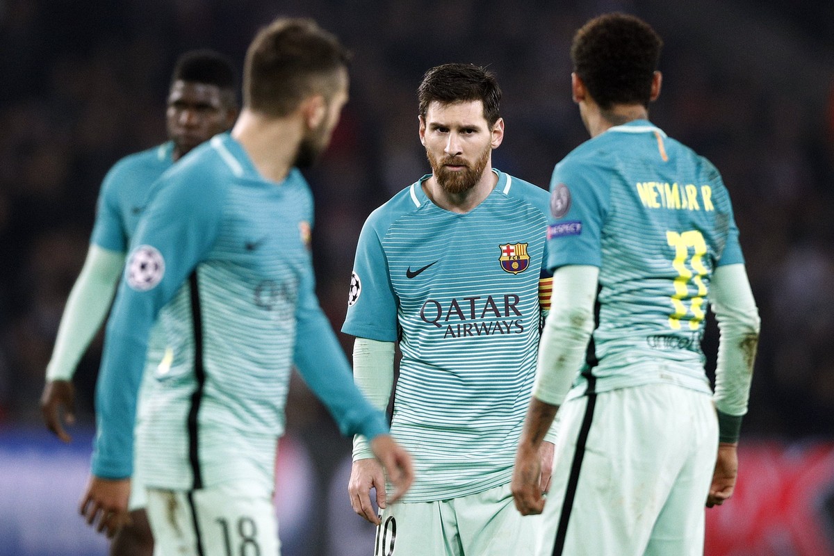 epa05793786 FC Barcelona's Lionel Messi (C) reacts during the UEFA Champions League round of 16 first leg soccer match between Paris Saint Germain and FC Barcelona at the Parc des Princes Stadium ...