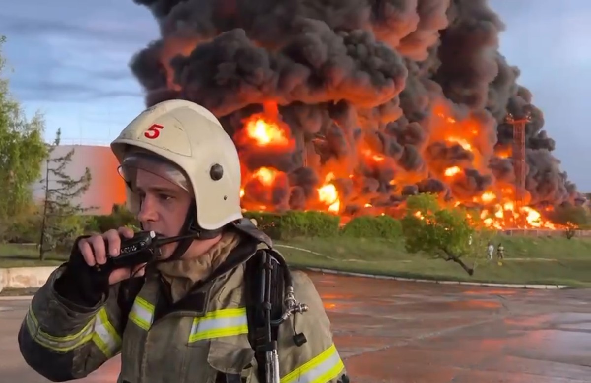 Les flammes s'élèvent d'un dépôt de carburant à Sébastopol, en Crimée, samedi 29 avril.