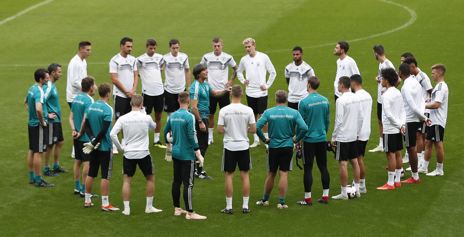 epa07095307 Germany&#039;s head coach Joachim Loew (C) leads his team&#039;s training session in Saint-Denis, outside Paris, France, 15 October 2018. Germany will face France in their UEFA Nations Lea ...