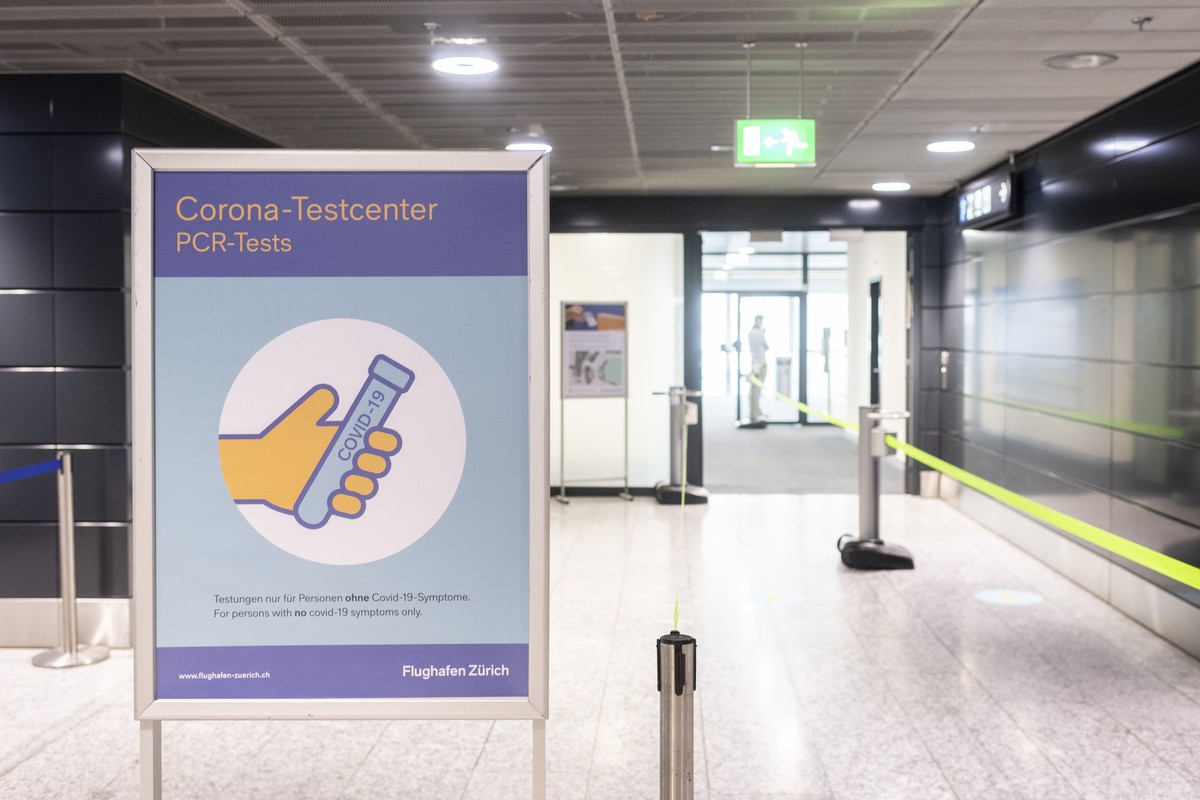 Plakate zeigen den Weg zum Covid-Test per Speichelprobe durch die Swissport-Tochter Checkport am Flughafen in Zuerich, aufgenommen am Mittwoch, 6. Januar 2021. Ab morgen Donnerstag erweitert der Flugh ...