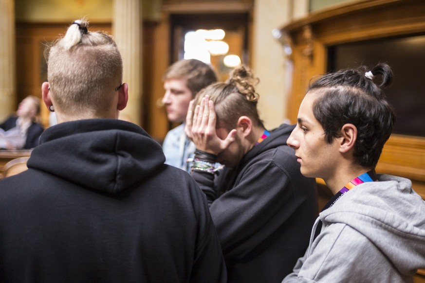 Teilnehmer suchen ihre Plaetze im Nationalratssaal am Eroeffnungsplenum der Eidgenoessischen Jugendsession, am Samstag, 12. November 2016 im Bundeshaus in Bern. 200 Jugendliche erhalten waehrend vier  ...