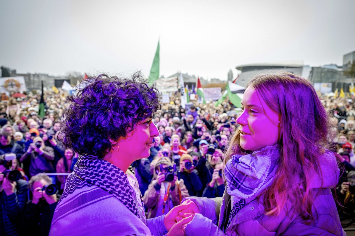 Greta Thunberg et la militante palestinienne Sahar Shirzad, dimanche 12 novembre à Amsterdam.