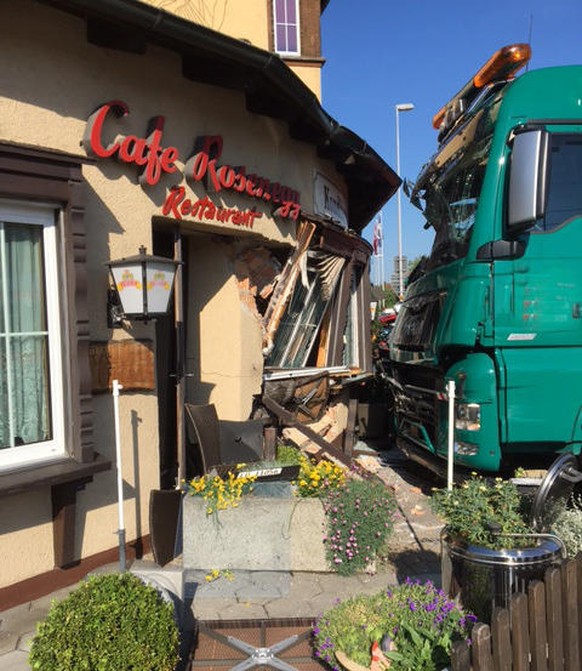 Ein Lastwagen ist am Montag in Ballwil LU über die Gartenterrasse in ein Restaurant gefahren&nbsp;