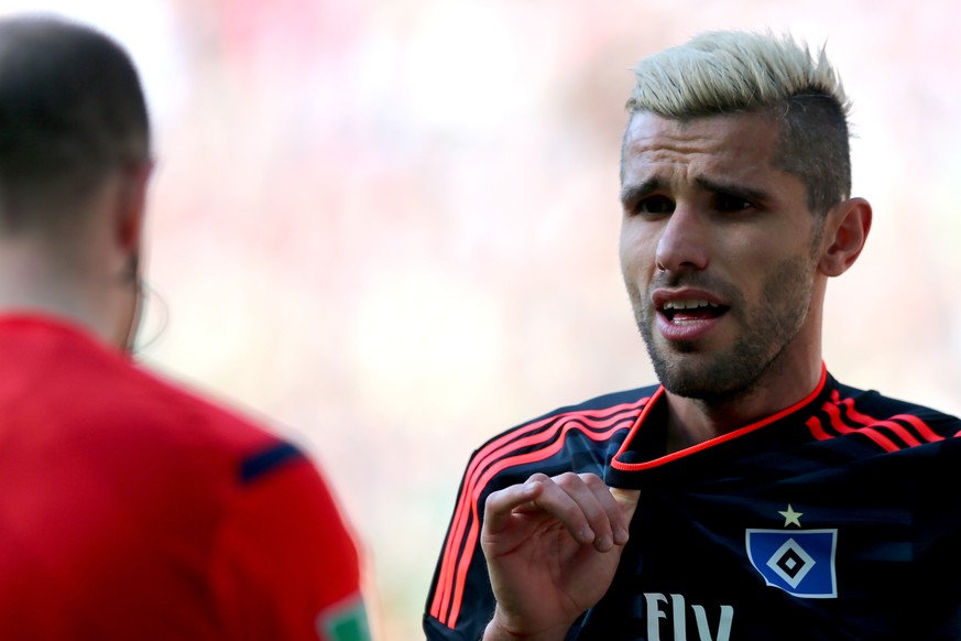 Valon Behrami sieht nach einem Foul im Strafraum die rote Karte –&nbsp;und kann es nicht fassen.