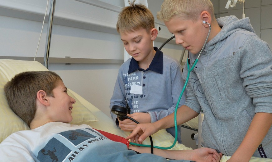 Blutdruck messen im Krankenhaus: Diese Schüler schauen sich an, wie es im Pflegeberuf zu und her geht. Was erlebt ihr bei eurem Schnuppertag? Wir wollen die Fotos sehen.