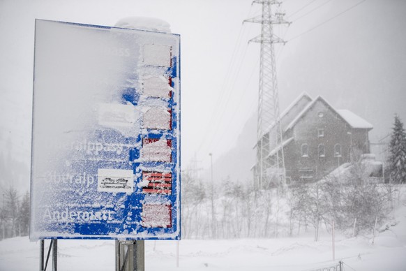 Die Strasse zwischen Goeschenen und Andermatt im Kanton Uri, hier vor dem Teufelstein, ist am Montag 14. Januar 2019 wegen einer Lawinengefahr bis auf weiteres geschlossen. In weiten Teilen des Schwei ...