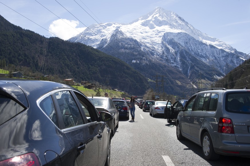 Der Osterverkehr staut sich auf der A2 Richtung Sueden, am Freitag, 3 April 2015, in der Naehe von Silenen. (KEYSTONE/Anthony Anex)

Easter holiday traffic queues up at the motorway A2 direction south ...