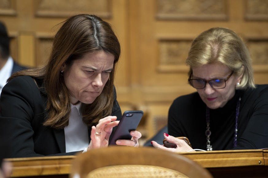 Petra Goessi, FDP-SZ, links, und Doris Fiala, FDP-ZH, rechts, fotografiert auf ihren Handys waehrend der Fruehlingssession der Eidgenoessischen Raete, am Montag, 11. Maerz 2019 im Nationalrat in Bern. ...