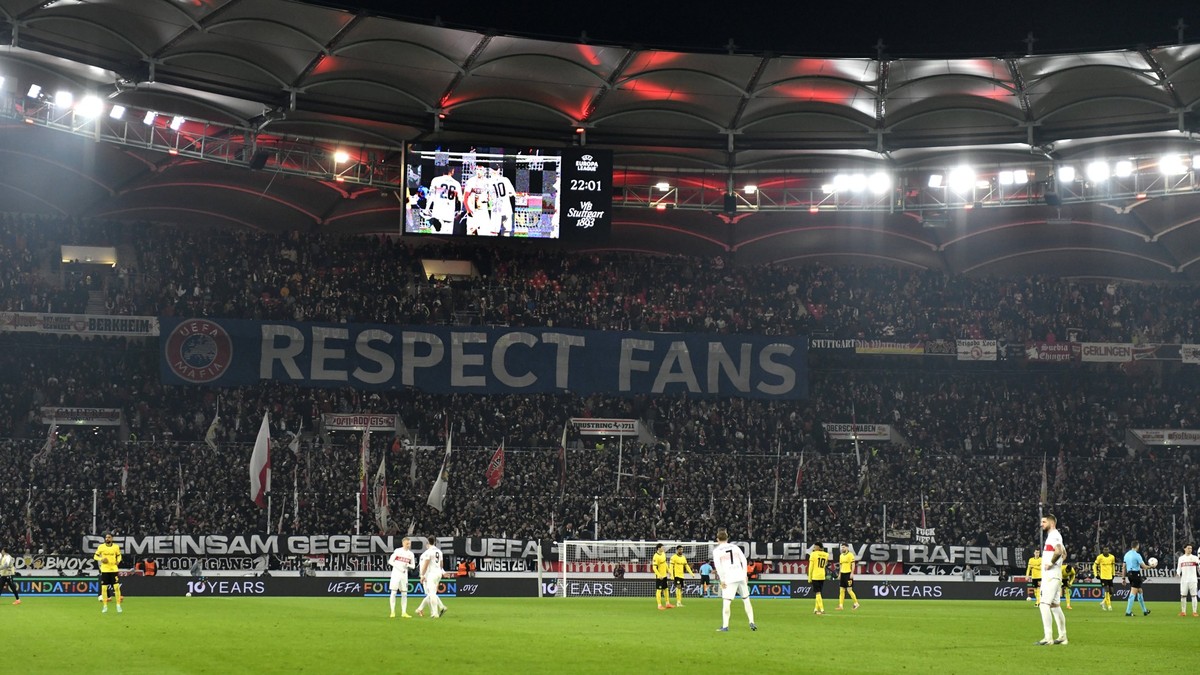 Transparent, Protest, Protestplakat, Fanplakat, Banner, Plakat, Spruchband RESPECT FANS Fanblock, Fans, Fankurve, Flaggen, Fahnen, Stimmung, stimmungsvoll VfB Stuttgart vs Young Boys Bern YB EUROPA LE ...