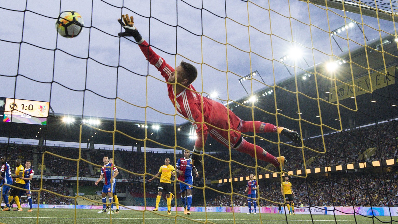 Der Berner Miralem Sulejmani trifft gegen Basels Goalie Tomas Vaclik zum 2:0 im Fussball Meisterschaftsspiel der Super League zwischen den Berner Young Boys und dem FC Basel, am Samstag, 22. Juli 2017 ...