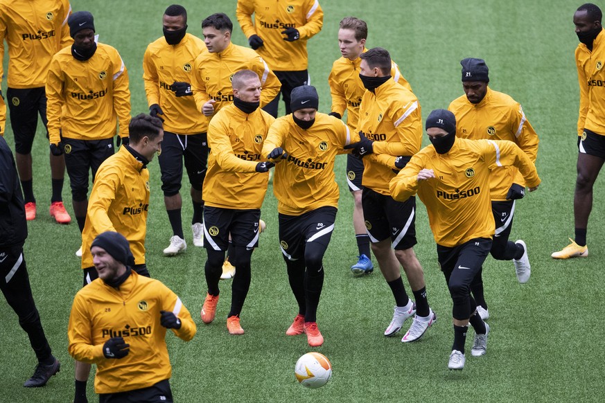 epa08797882 Young Boys&#039; Michel Aebischer (C) and teammate Gianluca Gaudino (R) fight for a ball during a training session one day prior to the UEFA Europa League group stage group A soccer match  ...