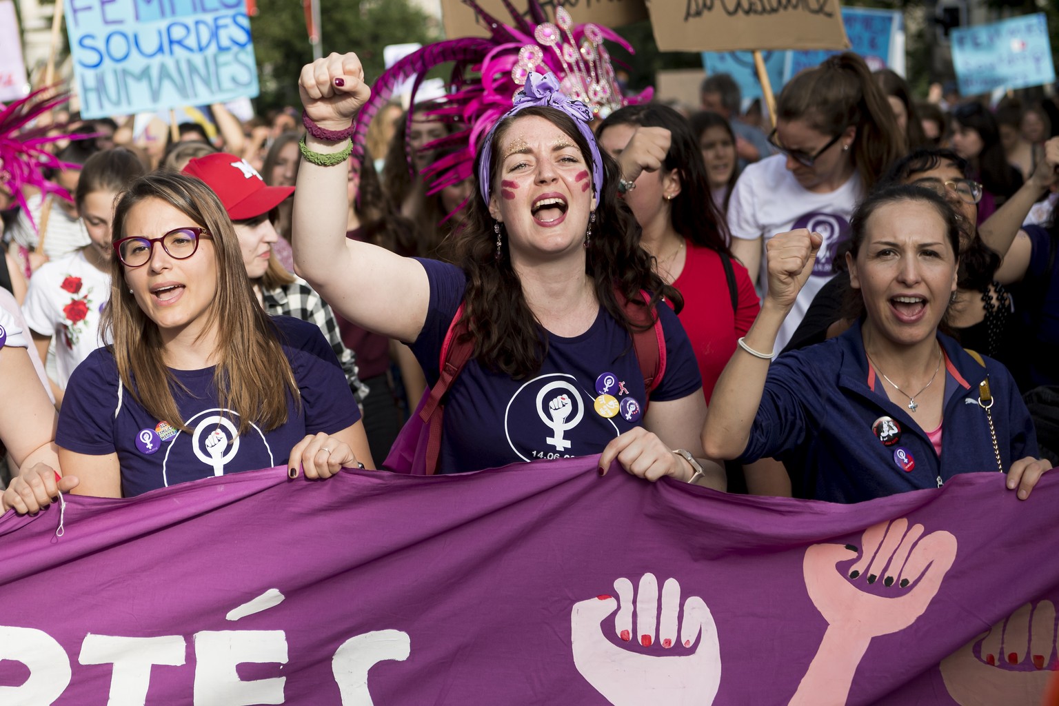 Des femmes manifestent pendant le grand cortege lors de la Greve nationale des femmes ce vendredi 14 juin 2019 a Lausanne. (KEYSTONE/Jean-Christophe Bott)