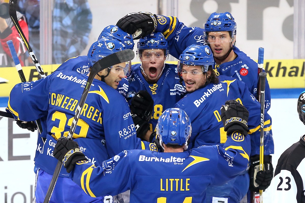 Viel Freude beim vermeintlichen Torschuetzen Gregory Sciaroni, Mitte, und seinen Teamkameraden, aber das Tor wurde wegen Behinderung aberkannt, aufgenommen am Samstag, 7. Oktober 2017, beim Eishockey  ...