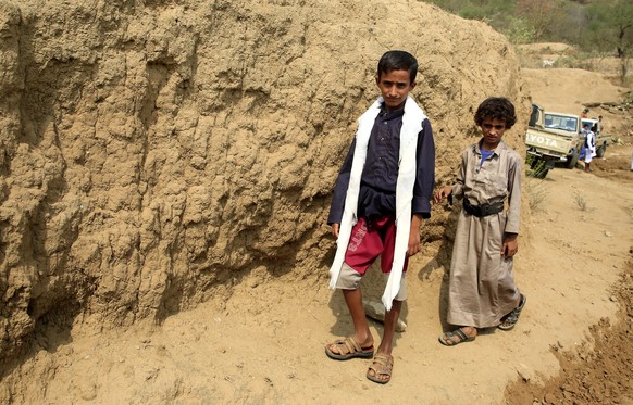 epa10080273 Yemenis walk through a mountain road amid a nationwide truce at a remote village in the northern province of Saada, Yemen, 14 July 2022 (issued 19 July 2022). The Houthi movement has rejec ...