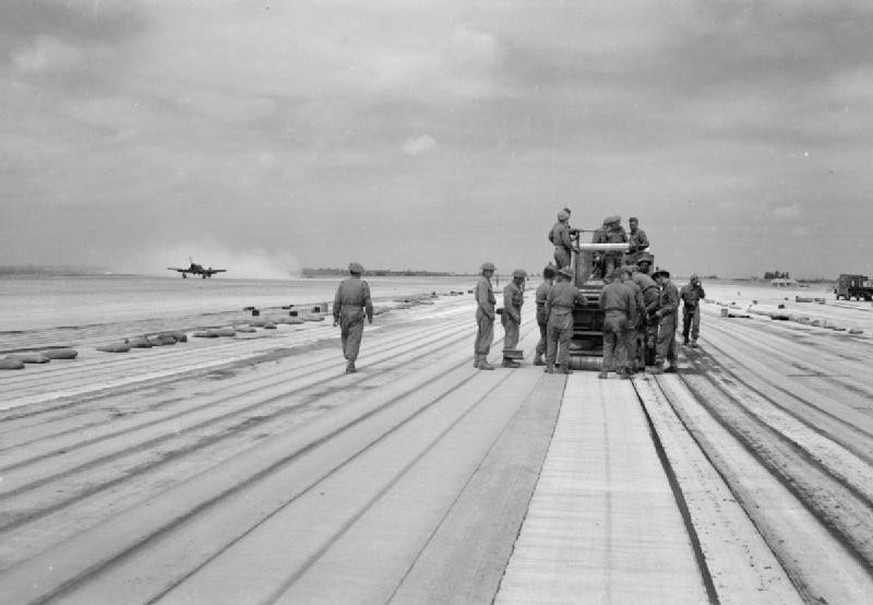 Carentan: Das erste alliierte Flugfeld auf französischem Boden. Im Hintergrund eine P-47 Thunderbolt der USAAF.