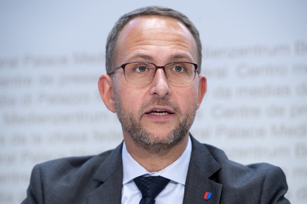 Staatsrat Norman Gobbi, Vorsteher des Departements fuer Inneres, Justiz und Polizei des Kantons Tessin; Praesident der Regierungskonferenz Militaer, Zivilschutz und Feuerwehr (RK MZF), spricht waehren ...