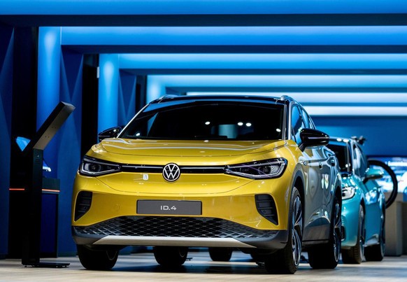 26.10.2020, Niedersachsen, Wolfsburg: Das neue Volkswagen-Elektroauto ID.4 steht bei einem Pressetermin in einem Showroom in der Autostadt. Foto: Peter Steffen/dpa +++ dpa-Bildfunk +++ (KEYSTONE/DPA/P ...