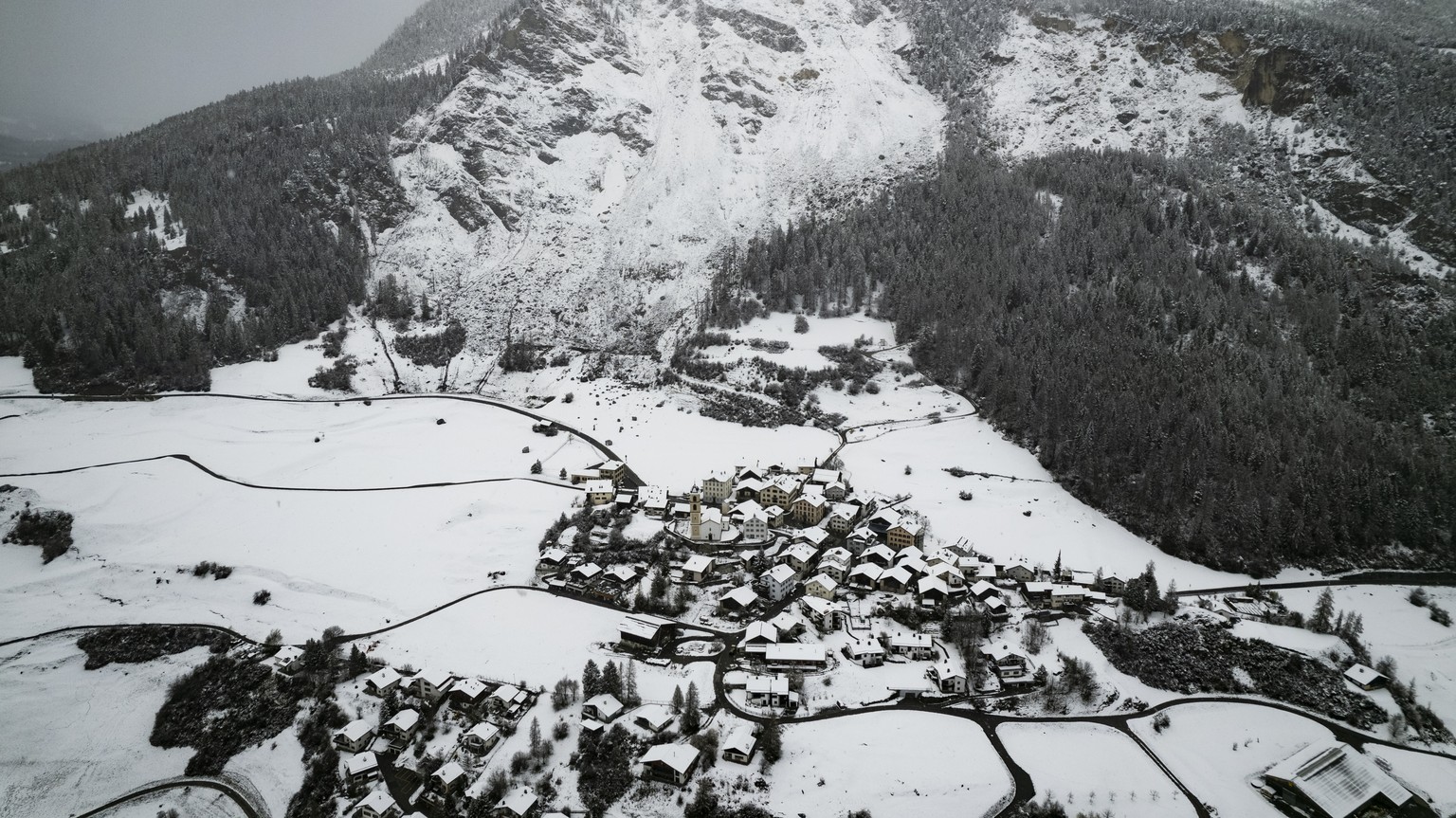 Blick auf das Dorf unter dem &quot;Brienzer Rutsch&quot;, aufgenommen am Freitag, 14. April 2023, in Brienz-Brinzauls. Ein Teil des Berges bewegt sich immer schneller, wie die Gemeinde mitteilte. Ein  ...