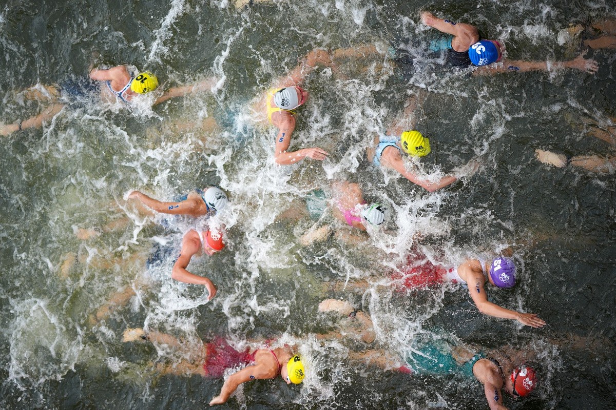 Australia's Natalie Van Coevorden, center, competes in the swim leg of the women's individual triathlon competition at the 2024 Summer Olympics, Wednesday, July 31, 2024, in Paris, France. ( ...