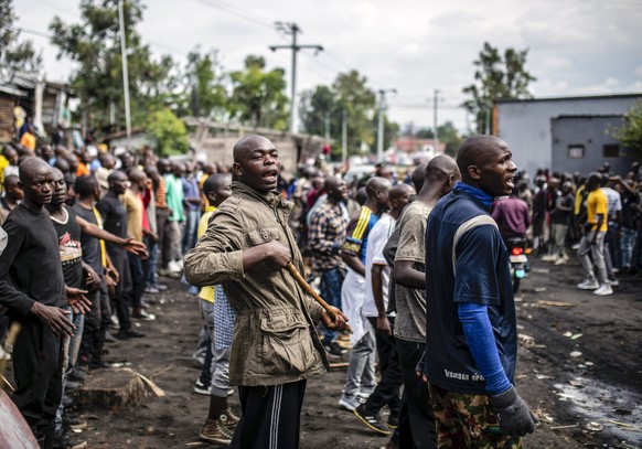 Youth in Congo receive military training in eastern Congo to face rebel group M23.