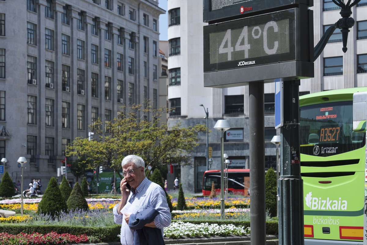 KEYPIX - epa13060782 A street thermometer reads 44 degrees Celsius in Bilbao, Basque Country, northern Spain, 24 June 2026. The temperature is forecast to reach up to 42 degrees Celsius in the city du ...