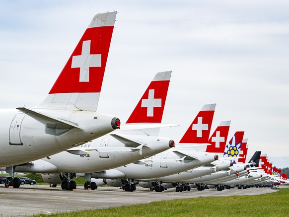 ARCHIVBILD ZUM STELLENABBAU BEI SWISS --- Grounded &quot;Swiss&quot; and &quot;Edelweiss&quot; airline airplane are pictured at the military airfield of Duebendorf, Switzerland, Tuesday, April 21, 202 ...