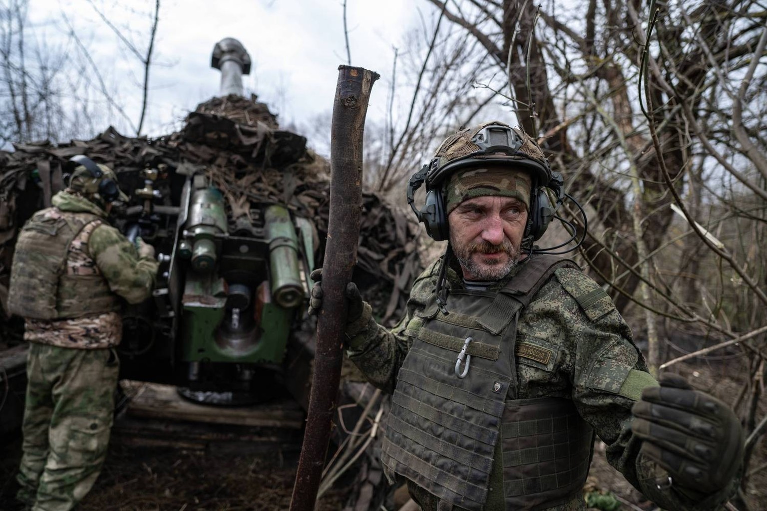 Russia Ukraine Kursk Attack Akhmat Special Forces 8898204 09.04.2025 Russian servicemen of the Kashtan battalion tactical group of Akhmat special forces prepare to fire a D-20 howitzer towards Ukraini ...