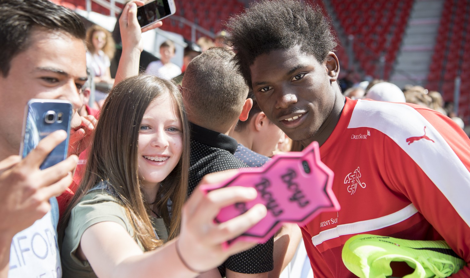 epa05988622 Swiss forward Breel Embolo makes a selfie with a fan during the Swiss soccer national team training session, at the Stadium Maladiere, in Neuchatel, Switzerland, Thursday, May 25, 2017. Sw ...