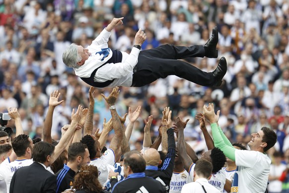 epaselect epa09918863 Real Madrid players celebrate tossing head coach Carlo Ancelotti after winning LaLiga title after the Spanish LaLiga soccer match between Real Madrid and RCD Espanyol at Santiago ...