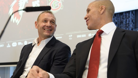 Le directeur sportif du LHC Jan Alston, droite, et l&#039;eentraineur du LHC Daniel Ratushny, gauche, parlent lors d&#039;une conference de presse d&#039;avant-saison du club de hockey-sur-glace Lausa ...