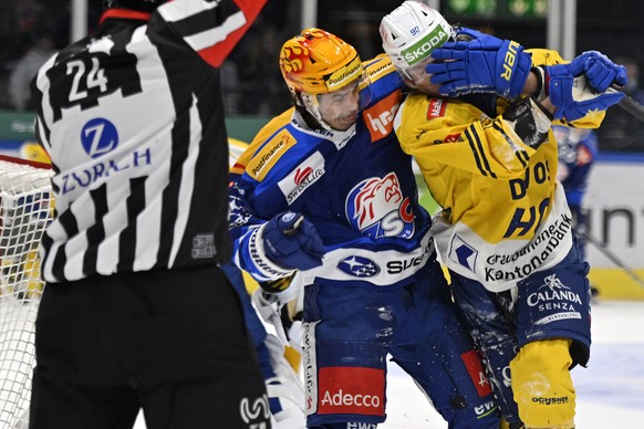 Der Zuercher Denis Malgin, links, gegen den Davoser Sven Jung, rechts, beim Eishockeyspiel der National League ZSC Lions gegen den HC Davos im Zuercher Hallenstadion am Freitag, 25. Februar 2022. (KEY ...