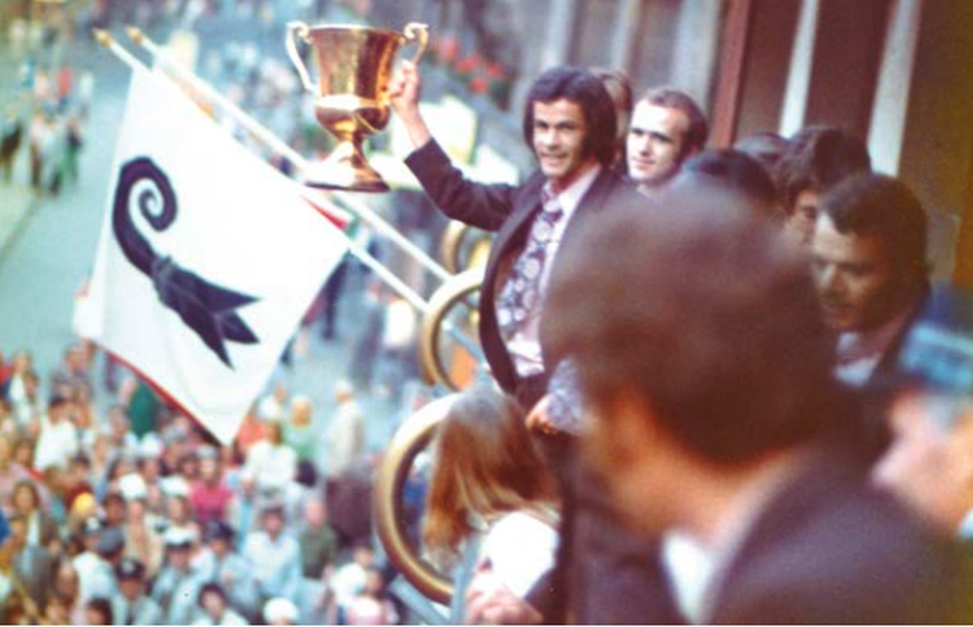 Ottmar Hitzfeld präsentiert 1973 den Meisterpokal. 