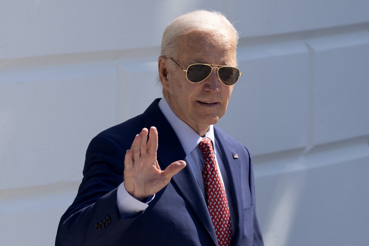 epaselect epa11519437 US President Joe Biden waves as he leaves the White House to depart from the South Lawn by Marine One, in Washington, DC, USA, 02 August 2024. Biden travels to Wilmington, Delawa ...
