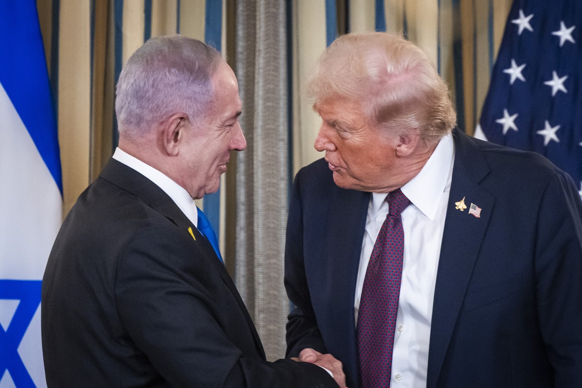 epa12415301 US President Donald Trump (R) shakes hands with Israeli Prime Minister Benjamin Netanyahu (L) after they spoke at a press conference in the State Dining Room of the White House in Washingt ...
