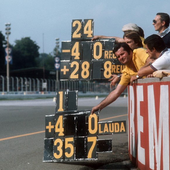 07.09.1975

IMAGO Bildnummer: 0013906662

5448x3632 Pixel

IMAGO / WEREK

Info Schilder für Niki Lauda (Österreich / Ferrari)