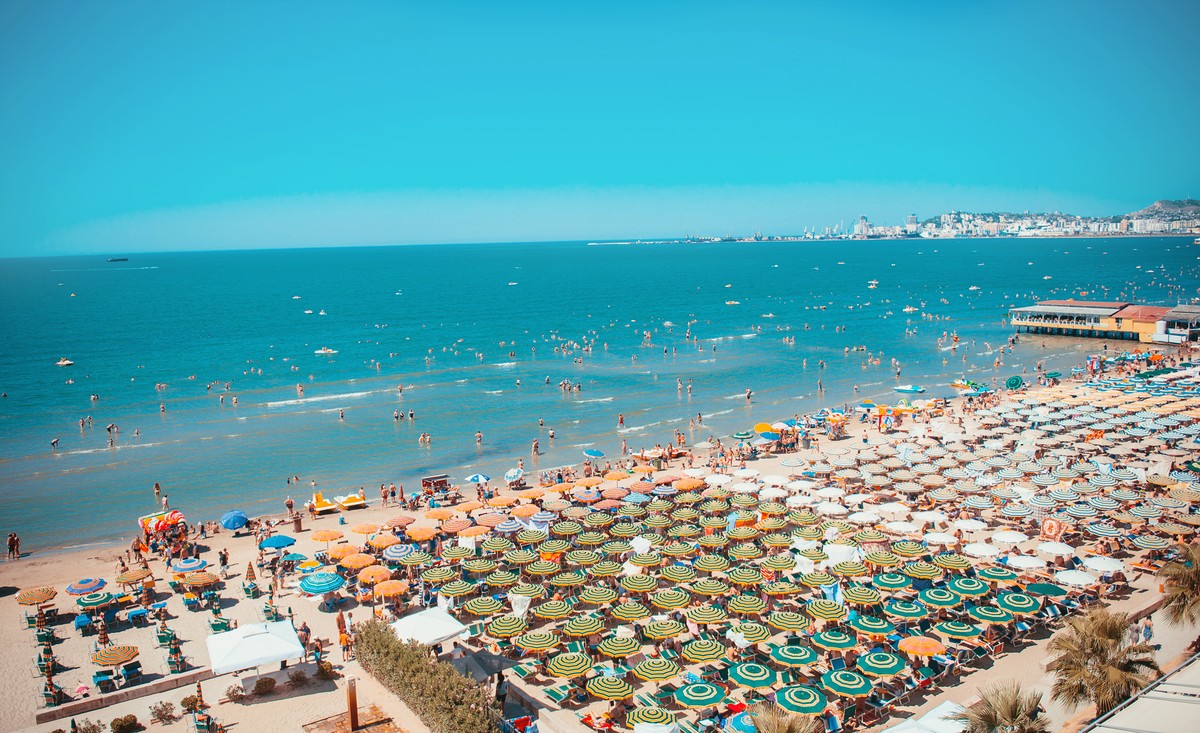 Ein Liegestuhl reiht sich an den nächsten: Willkommen in Durres.