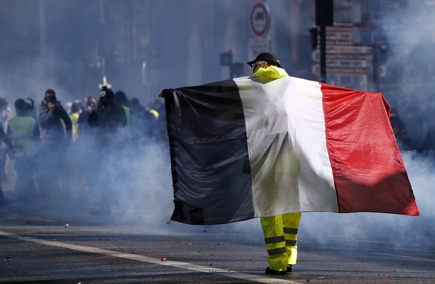 epa07504123 Protestors from the &#039;Gilets Jaunes&#039; (Yellow Vests) movement clash with French riot Police during the &#039;Act XXII&#039; demonstration (the 22nd consecutive national protest on  ...